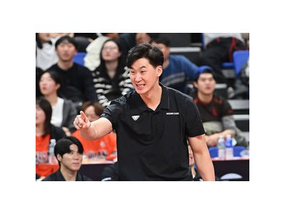 우리카드 박철우 감독대행 삼성화재에 완승 거두며 친정팀 상대로 첫 승