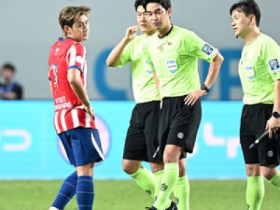 이강인 데뷔전에 한국 주심 오심 논란
