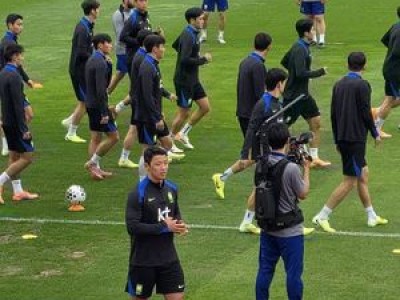 황희찬 훈련장 복귀했지만 완전한 회복은 아니었다